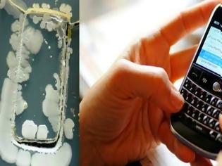 Φωτογραφία για Τα κινητά είναι πιο βρώμικα και από την τουαλέτα - Τα τηλέφωνα στο μικροσκόπιο προκαλούν... αηδία [photos]