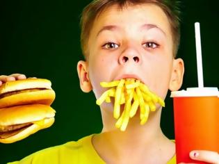 Φωτογραφία για Δείτε τι αποσύρουν γνωστές αλυσίδες fast food από τα παιδιά και γιατί