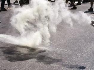 Φωτογραφία για ΑΙΣΧΟΣ: Αστυνομικοί έριξαν δακρυγόνα σε μαθητές ΔΗΜΟΤΙΚΟΥ - Εικόνες που ΣΟΚΑΡΟΥΝ [video]