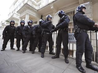 Φωτογραφία για Δίχτυ ασφαλείας για τους βρετανούς αστυνομικούς