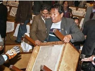 Φωτογραφία για Άγριο ξύλο στη Βουλή του Νεπάλ: Γροθιές, κλωτσιές και ιπτάμενες καρέκλες [photos+video]