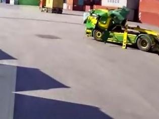 Φωτογραφία για Σοκαριστικό βίντεο από ατύχημα στο Πέραμα: Κοντέινερ πέφτει πάνω σε κινούμενη νταλίκα! [video]