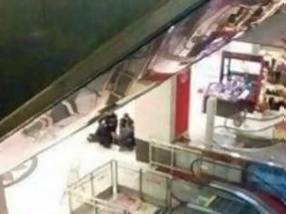 Φωτογραφία για ΣΚΛΗΡΕΣ ΕΙΚΟΝΕΣ: Άγριο έγκλημα σε εμπορικό κέντρο στην Κίνα!Δύο νεκροί... [photos]