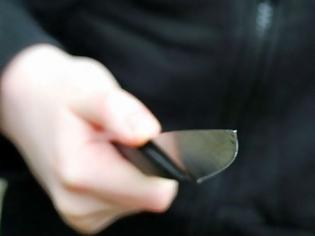Φωτογραφία για Πάτρα: Τους έβαλαν το μαχαίρι στο λαιμό και τους πήραν 20.000 ευρώ