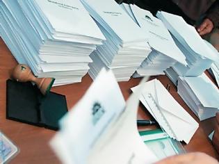Φωτογραφία για Δεκάδες ψηφοδέλτια στα χέρια των εκλογέων - Δείτε τη λίστα με όλα τα κόμματα