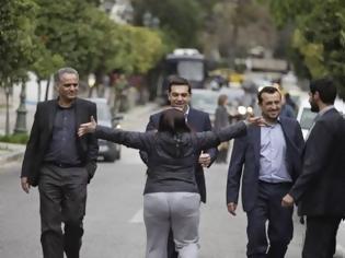 Φωτογραφία για Θαυμάστρια του Τσίπρα έτρεξε να τον αγκαλιάσει στη μέση του δρόμου - Δείτε φωτογραφίες