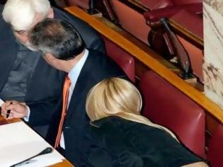 Φωτογραφία για Το σκύψιμο της Έλενας Ράπτη στην Βουλή που κάνει τον γύρο του διαδικτύου [photo]
