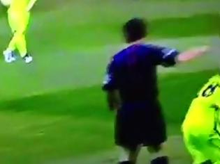 Φωτογραφία για Επόπτης χτύπησε ποδοσφαιριστή της Μπαρτσελόνα με το σημαιάκι [video]