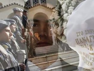 Φωτογραφία για ΣΠΑΡΑΞΑΝ ΚΑΡΔΙΕΣ στην κηδεία του Έλληνα σμηναγού Παναγιώτη Λάσκαρη
