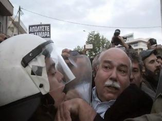 Φωτογραφία για Μόνο στην Ελλάδα! Δείτε το βίντεο που δείχνει τον Νίκο Βούτση να σπρώχνεται από τα ΜΑΤ... [video]