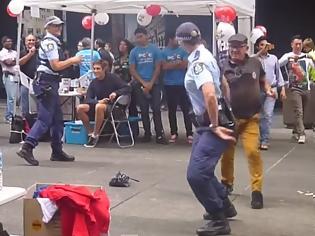 Φωτογραφία για ΑΠΙΣΤΕΥΤΗ αστυνομικίνα το... κουνάει σε απίστευτο χορό με τρελό παππού...