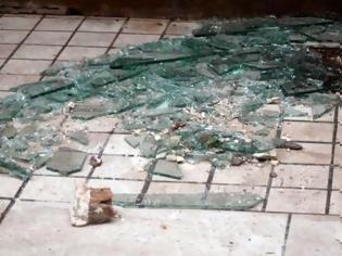 Φωτογραφία για Πάτρα: 'Εσπασαν τη τζαμαρία του Ταχυδρομείου με πέτρες