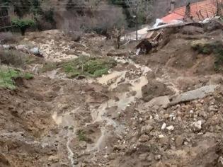Φωτογραφία για Ναυπακτία: Άνοιξε η γη στην κοινότητα Κλεπά - 22 σπίτια έπληξαν οι κατολισθήσεις - Δείτε φωτο