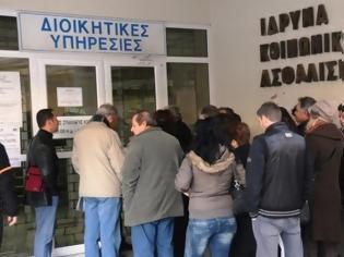 Φωτογραφία για Εξαρθρώθηκε σπείρα ηλικιωμένων που πήγαινε από τα χαράματα στο ΙΚΑ και έπαιρνε νούμερα προτεραιότητας