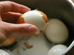 Φωτογραφία για Θέλετε να ξεφλουδίσετε ένα βρασμένο αυγό; Αυτός είναι ο πιο ΓΡΗΓΟΡΟΣ και ΕΥΚΟΛΟΣ τρόπος [video]