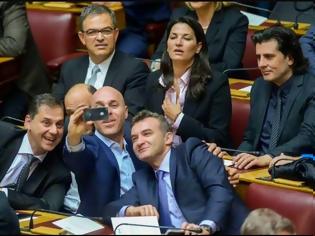 Φωτογραφία για Ποιος έκραξε άγρια τους βουλευτές, που έβγαζαν selfie στη Βουλή