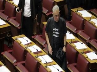 Φωτογραφία για Ο Ζουράρις πήγε στην Βουλή με δερμάτινο γιλέκο και με μπλουζάκι που έγραφε την φράση...! [photos]