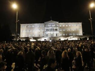 Φωτογραφία για Ανατριχιαστικό! Oι Έλληνες τραγουδούν “Πότε θα κάνει Ξαστεριά” μπροστά στη Βουλή... [video]