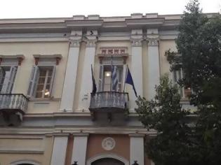 Φωτογραφία για Κατέβασαν την ευρωπαϊκή σημαία από το δημαρχείο της Πάτρας