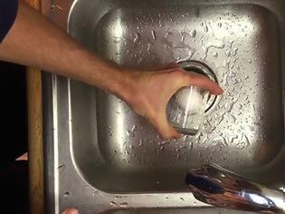 Φωτογραφία για Πώς να ξεφλουδίσετε ένα βρασμένο αυγό σε ελάχιστα δευτερόλεπτα [video]