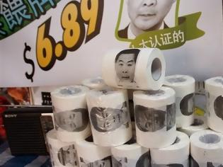 Φωτογραφία για Κατασχέθηκαν 7.600 ρολά χαρτιού τουαλέτας με το «πρόσωπο» του ηγέτη του Χονγκ Κονγκ
