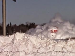 Φωτογραφία για Μανιασμένο τρένο σαρώνει τεράστιους όγκους χιονιού που έχουν συσσωρευθεί στις ράγες [Video]