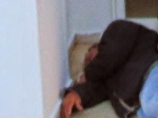 Φωτογραφία για Χαλκίδα: Άστεγος κοιμάται σε είσοδο πολυκατοικίας - Θλιβερές εικόνες στην «καρδιά» της πόλης [photos]