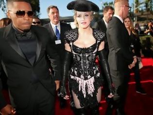 Φωτογραφία για Η Μαντόνα έδειξε τα....οπίσθιά της στα Grammy