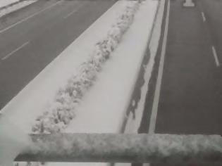 Φωτογραφία για Δίπλωσε νταλίκα στην εθνική οδό - Μάχη με το χιονιά για να μείνει ο δρόμος ανοιχτός...