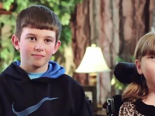 Φωτογραφία για Αυτό που κάνει αυτό το αγόρι για την ανάπηρη αδελφή του είναι καταπληκτικό... [video]