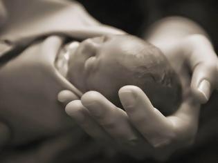 Φωτογραφία για ΧΩΡΙΣ ΛΟΓΙΑ: Η απέραντη θλίψη των γονέων που χάνουν τα μωρά τους πρόωρα [photos]