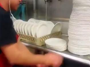 Φωτογραφία για ΑΔΥΝΑΤΟΝ! Αυτός ο τύπος πλένει τα πιάτα όπως δεν έχετε ξαναδεί... [video]
