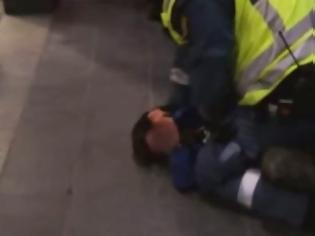 Φωτογραφία για Βίντεο – σοκ: Αστυνομικός χτυπάει 9χρονο αγόρι στη Σουηδία