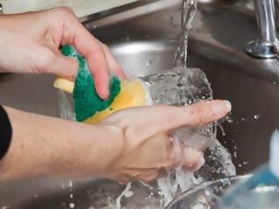 Φωτογραφία για Πλένεις τα πιάτα στο χέρι; Αυτό το κόλπο θα σου λύσει τα χέρια!