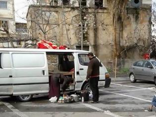 Φωτογραφία για Κρήτη: Οικογένεια με μικρό παιδί έκαναν σπίτι τους ένα φορτηγάκι