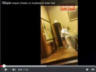 Φωτογραφία για ΧΑΜΟΣ! Τρελαμένη Δήμαρχος απατά τον άνδρα της μέσα στο Δημαρχείο… [video]