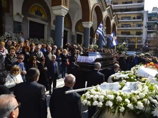 Φωτογραφία για Συντετριμμένος ο Λάκης Λαζόπουλος στην κηδεία της μητέρας του [photos]