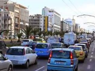 Φωτογραφία για Δε πάμε καλά! Αυτό γίνεται στη Λεωφόρο Συγγρού όταν οδηγός παρατάει το αυτοκίνητό του... [photos]