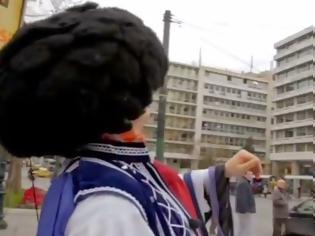 Φωτογραφία για Ο τσολιάς της Ελληνοφρένειας γραβατώνει τη μηχανή του Βαρουφάκη και μας τρελαίνει! [video]