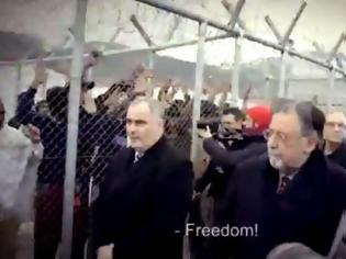 Φωτογραφία για Συγκλονιστικές εικόνες από το άβατο της Αμυγδαλέζας - Ελευθερία φώναζαν οι μετανάστες [video]