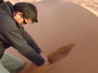Φωτογραφία για ΕΚΠΛΗΚΤΙΚΟ ΒΙΝΤΕΟ: Φαίνεται με κανονική άμμο - Όταν ξεκίνησε να σκάβει συνέβη κάτι μοναδικό... [video]