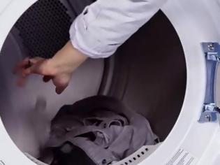 Φωτογραφία για ΠΑΝΕΞΥΝΟ: Έβαλε παγάκια στο πλυντήριο και δείτε τι έκανε… [video]
