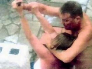 Φωτογραφία για Φρικιαστικές εικόνες: Σύζυγος παλεύει με τον μεθυσμένο άντρα της που πάει να την μαχαιρώσει... [photos]