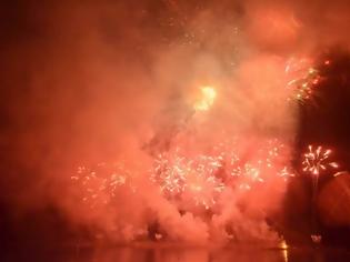 Φωτογραφία για Μπαράζ πυροτεχνημάτων στην τελετή λήξης του Καρναβαλιού στην Πάτρα