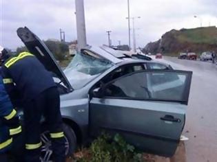 Φωτογραφία για Πάτρα: Όχημα καρφώθηκε σε κολώνα του Παμπελοποννησιακού