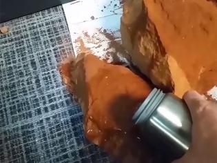 Φωτογραφία για ΜΟΝΑΔΙΚΟ: Το απίστευτο πέτρωμα που απορροφά νερό [video]