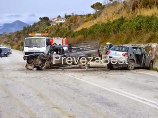 Φωτογραφία για Σφοδρή σύγκρουση τριών οχημάτων με πέντε τραυματίες