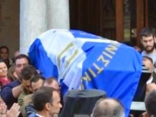 Φωτογραφία για Δείτε βίντεο και νέες φωτογραφίες από την κηδεία του άτυχου αρχιφύλακα