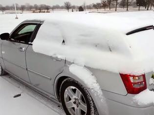 Φωτογραφία για Πώς να ρίξετε το χιόνι από το αυτοκίνητο με... ένα τραγούδι [video]