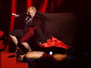 Φωτογραφία για Γκρεμοτσακίστηκε η Μαντόνα - Η απίστευτη τούμπα επί σκηνής